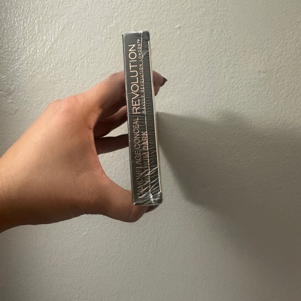 Revolution Pro HD Camouflage Corrector Palette Medium Dark - Picture 3 of 3